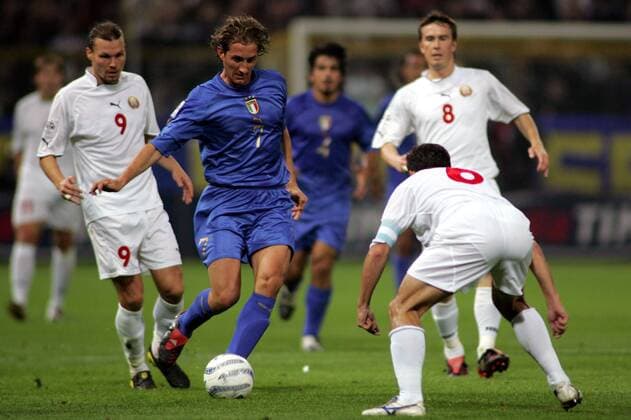 Aimo Diana (Italien, 2.v.li.) gegen Maxim Romaschenko (li.) und Gurenko (beide Weißrußland) - PUBLISHING RIGHTS FOR GERMAN MEDIA ONLY Fußball Länderspiel Herren Qualifikation 2004, Länderspiel, Nationalmannschaft, Nationalteam, Nationaltrikot Gruppe Parma Dynamik,