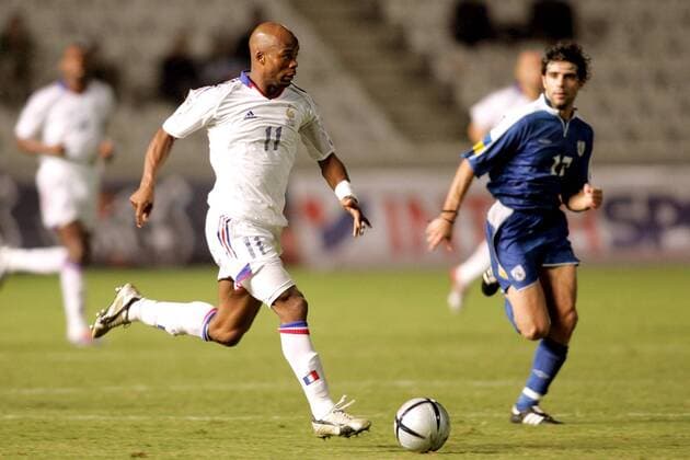 Sylvain Wiltord (Frankreich, li.) gegen Marinos Satsias (Zypern) Fußball Länderspiel Herren Qualifikation 2004, Länderspiel, Nationalmannschaft, Nationalteam Gruppe pan7398 Nikosia, Dynamik,  