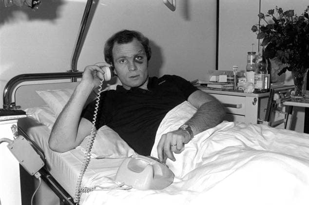 Uli Hoeneß im Krankenbett - der Bayern Manager überlebte einen Flugzeugabsturz, bei dem drei Freunde um s leben kamen Fußball 1. BL Herren Saison 1981 1982, FC Bayern München Einzelbild München, Unfall, Absturz, Unglück