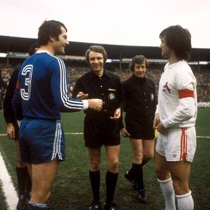 Ludwig Müller (li., Hertha) und Wolfgang Overath (Köln) während der Seitenwahl unter Aufsicht von Schiedsrichter Wilfried Haselberger Fußball 1. BL Herren Saison 1974 1975, 1. FC Köln - Hertha BSC Berlin 2:1 Gruppe Köln