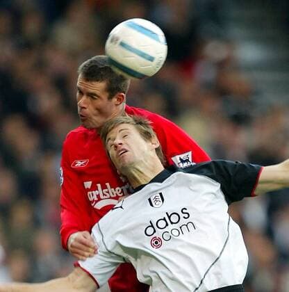 Brian McBride (Fulham, unten) gegen Jamie Carragher (Liverpool) Fußball Herren English Premier League 2004 2005, 1. Englische Liga, Fulham FC London - FC Liverpool 2:4 Gruppe Fulham Dynamik,