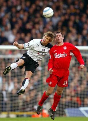 Brian McBride (Fulham, li.) gegen Jamie Carragher (Liverpool) Fußball Herren English Premier League 2004 2005, 1. Englische Liga, Fulham FC London - FC Liverpool 2:4 Gruppe Fulham Dynamik, Höhe,
