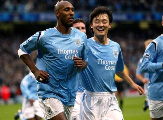 Torschütze Nicolas Anelka (li.) und Jihai Sun (beide Manchester City) freuen sich über das 1:0 Fußball Herren English Premier League 2004 2005, 1. Englische Liga, Manchester City, Vdig, Gruppe Manchester Freude,