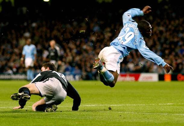 Shaun Wright Phillips (Manchester City, re.) wird von Wayne Bridge (Chelsea) elfmeterwürdig gefoult Fußball Herren English Premier League 2004 2005, 1. Englische Liga, Manchester City - Chelsea FC London 1:0, Vdig, Gruppe Manchester Dynamik, Kampf