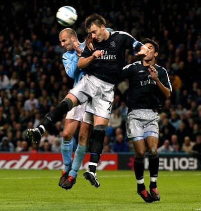 John Terry (Chelsea, Mitte) setzt sich im Luftduell gegen Antoine Sibierski (Manchester City) durch Fußball Herren English Premier League 2004 2005, 1. Englische Liga, Manchester City - Chelsea FC London 1:0, Vdig, Gruppe Manchester Dynamik,