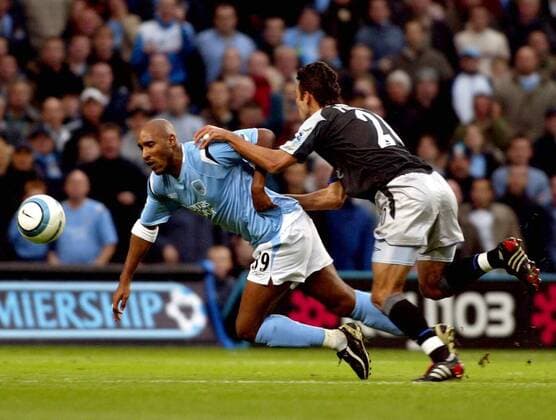 Nicolas Anelka (Manchester City, li.) schindet gegen Paulo Ferreira (Chelsea) einen Elfmeter Fußball Herren English Premier League 2004 2005, 1. Englische Liga, Manchester City - Chelsea FC London 1:0, Vdig, Gruppe Manchester Dynamik,