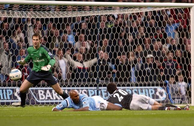 Nicolas Anelka (Manchester City, Mitte) liegt nach einem Foul von Paulo Ferreira (re.) im Strafraum, li. Torwart Petr Cech (beide Chelsea) Fußball Herren English Premier League 2004 2005, 1. Englische Liga, Manchester City - Chelsea FC London 1:0, Vdig, Gruppe Manchester