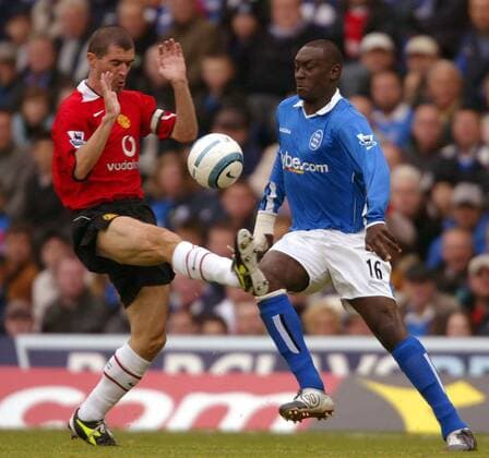 Roy Keane (Manchester United, li.) gegen Emile Heskey (Birmingham) Fußball Herren English Premier League 2004 2005, 1. Englische Liga, Birmingham City - Manchester United FC 0:0, Gruppe Birmingham Dynamik,
