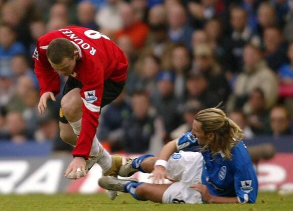 Wayne Rooney (Manchester United, li.) wird von Robbie Savage (Birmingham) hart attackiert Fußball Herren English Premier League 2004 2005, 1. Englische Liga, Birmingham City - Manchester United FC 0:0, Gruppe Birmingham Dynamik, Kampf