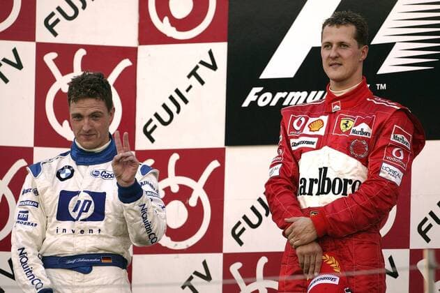 Siegerehrung nach dem GP von Japan in Suzuka 2004: Ralf Schumacher (BMW-Williams, li.) und Sieger Michael Schumacher (beide Deutschland Ferrari) Motorsport Grand Prix Herren Großer Preis von Japan 2004, Formel 1 Weltmeisterschaft, F1, F, GP, WM Gruppe International Racing Course Suzuka Freude,