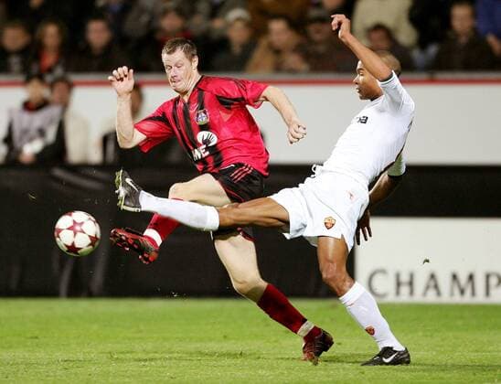Matteo Ferrari (Roma, re.) gegen Jacek Krzynowek (Leverkusen) Fußball EC 1 Herren Champions League 2004 2005, Bayer 04 Leverkusen - AS Rom 3:1 Gruppe Leverkusen Dynamik,