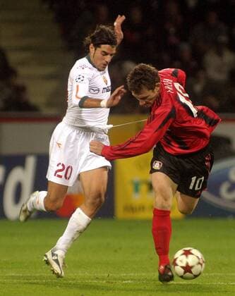 Paul Freier (Leverkusen) öffnet Simone Perrotta (AS Rom) die Hose Fußball EC 1 Herren Champions League 2004 2005, Bayer 04 Leverkusen - AS Rom 3:1, Roma, Vdig Gruppe Leverkusen Dynamik,