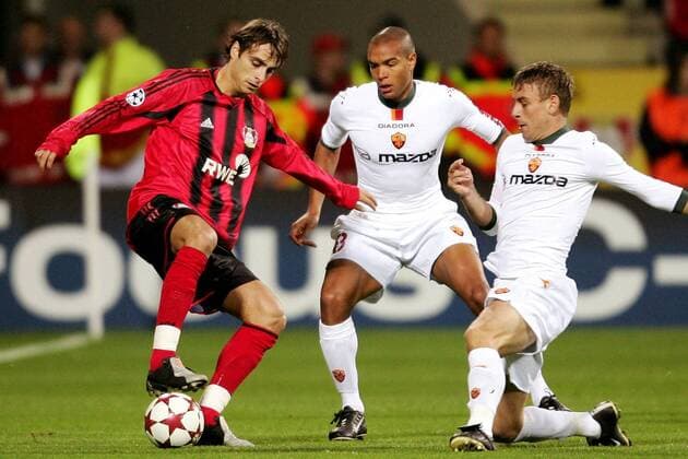 Dimitar Berbatov (Leverkusen, li.) gegen Matteo Ferrari (Mitte) und Daniele de Rossi (beide Roma) Fußball EC 1 Herren Champions League 2004 2005, Bayer 04 Leverkusen - AS Rom 3:1 Gruppe Leverkusen Dynamik,