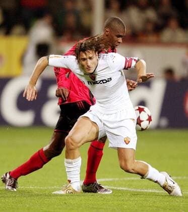Francesco Totti (Roma, vorn) gegen Juan (Leverkusen) Fußball EC 1 Herren Champions League 2004 2005, Bayer 04 Leverkusen - AS Rom 3:1 Gruppe Leverkusen Dynamik,