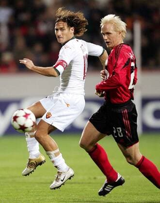 Francesco Totti (Roma, li.) gegen Carsten Ramelow (Leverkusen) Fußball EC 1 Herren Champions League 2004 2005, Bayer 04 Leverkusen - AS Rom 3:1 Gruppe Leverkusen Dynamik,