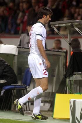 Christian Panucci (AS Rom) geht nach seinem Platzverweis enttäuscht ab Fußball EC 1 Herren Champions League 2004 2005, AS Rom, Roma, Vdig Einzelbild Leverkusen Enttäuschung,