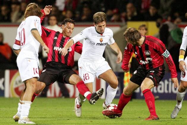 Antonio Cassano (Roma, 2.v.re.) setzt sich gegen Jermaine Jones (2.v.li.) und Jens Nowotny (re., beide Leverkusen) durch Fußball EC 1 Herren Champions League 2004 2005, Bayer 04 Leverkusen - AS Rom 3:1 Gruppe Leverkusen Dynamik,