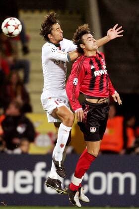 Dimitar Berbatov (Leverkusen, re.) gegen Giuseppe Scurto (Roma) Fußball EC 1 Herren Champions League 2004 2005, Bayer 04 Leverkusen - AS Rom 3:1 Gruppe Leverkusen Dynamik, Höhe,