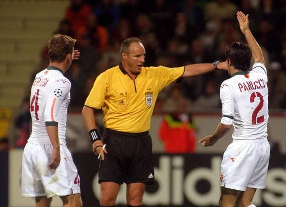 Schiedsrichter Eric Poulat (Frankreich) verweist Christian Panucci (re.) energisch des Feldes - Daniele de Rossi (beide AS Rom) darf noch einen Moment bleiben Fußball EC 1 Herren Champions League 2004 2005, AS Rom, Roma, Vdig Gruppe Leverkusen Spannung