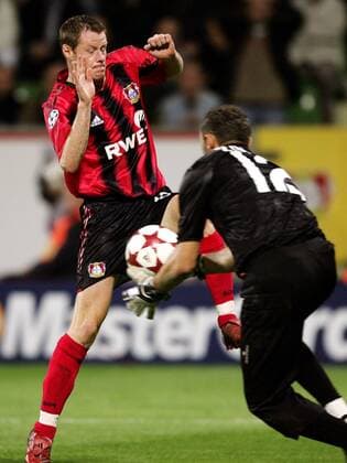Jacek Krzynowek (Leverkusen, li.) gegen Torwart Zotti (Roma) Fußball EC 1 Herren Champions League 2004 2005, Bayer 04 Leverkusen - AS Rom 3:1 Gruppe Leverkusen Dynamik,