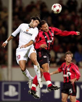 Simone Perrotta (Roma, li.) gegen Jermaine Jones (Leverkusen) Fußball EC 1 Herren Champions League 2004 2005, Bayer 04 Leverkusen - AS Rom 3:1 Gruppe Leverkusen Dynamik, Höhe, Kampf,
