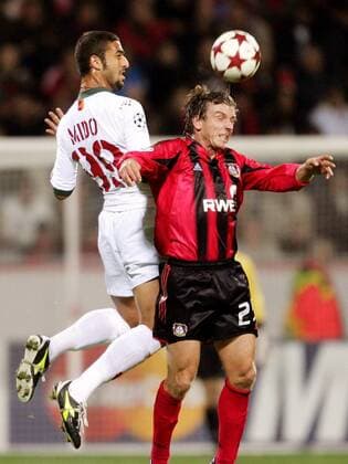 Bernd Schneider (Leverkusen, re.) gegen Ahmed Mido Hossam (Roma) Fußball EC 1 Herren Champions League 2004 2005, Bayer 04 Leverkusen - AS Rom 3:1 Gruppe Leverkusen Dynamik, Höhe,
