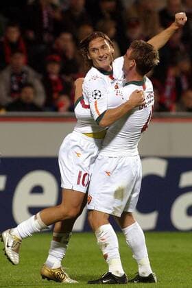 Francesco Totti (li.) und Daniele de Rossi (beide AS Rom) - Torjubel Fußball EC 1 Herren Champions League 2004 2005, AS Rom, Roma, Vdig Gruppe Leverkusen Freude,