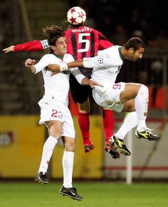 Alberto Aquilani (li.) und Ahmed Mido Hossam (re., beide Roma) gegen Jens Nowotny (Leverkusen) Fußball EC 1 Herren Champions League 2004 2005, Bayer 04 Leverkusen - AS Rom 3:1 Gruppe Leverkusen Dynamik, Höhe,