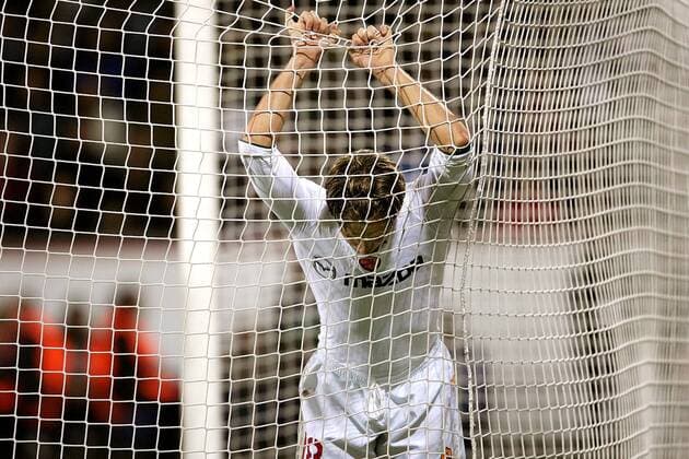 Antonio Cassano (Roma) hängt enttäuscht im Tornetz Fußball EC 1 Herren Champions League 2004 2005, AS Rom Einzelbild Leverkusen Enttäuschung,