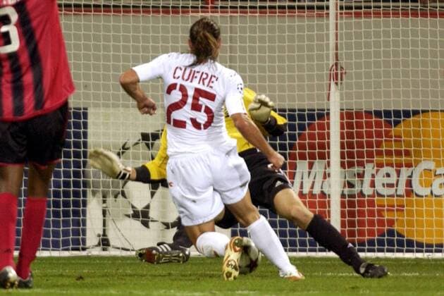 Leandro Cufre (Roma, vorn) gegen Torwart Butt (Leverkusen) Fußball EC 1 Herren Champions League 2004 2005, Bayer 04 Leverkusen - AS Rom 3:1 Gruppe Leverkusen Dynamik,