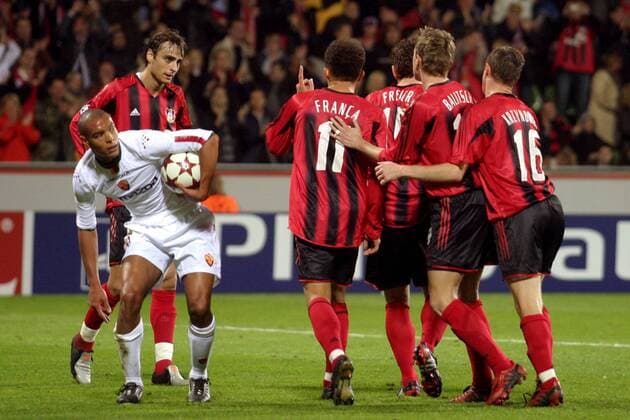 Torjubel Leverkusen, v.re.: Jacek Krzynowek, Hanno Balitsch, Paul Freier, Franca und Dimitar Berbatov - Matteo Ferrari (AS Rom, li.) versucht den Jubelnden auszuweichen Fußball EC 1 Herren Champions League 2004 2005, Bayer 04 Leverkusen - AS Rom 3:1, Roma, Vdig Gruppe Leverkusen Freude,