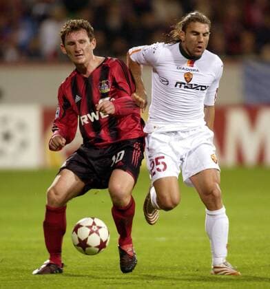 Paul Freier (Leverkusen, li.) gegen Leandro Cufre (Roma) Fußball EC 1 Herren Champions League 2004 2005, Bayer 04 Leverkusen - AS Rom 3:1 Gruppe Leverkusen Dynamik,