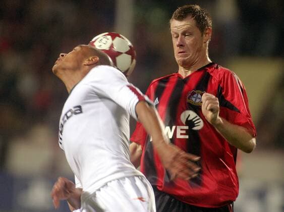 Matteo Ferrari (AS Rom, li.) gegen Jacek Krzynowek (Leverkusen) Fußball EC 1 Herren Champions League 2004 2005, Bayer 04 Leverkusen - AS Rom 3:1, Roma, Vdig Gruppe Leverkusen Dynamik,