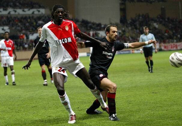 Emmanuel Adebayor (Monaco, li.) gegen Dimitrios Mavrogenidis (Olympiakos) Fußball EC 1 Herren Champions League 2004 2005, AS Monaco - Olympiakos Piräus 2:1, Vdig Gruppe pan7487 Monte Carlo Dynamik,  