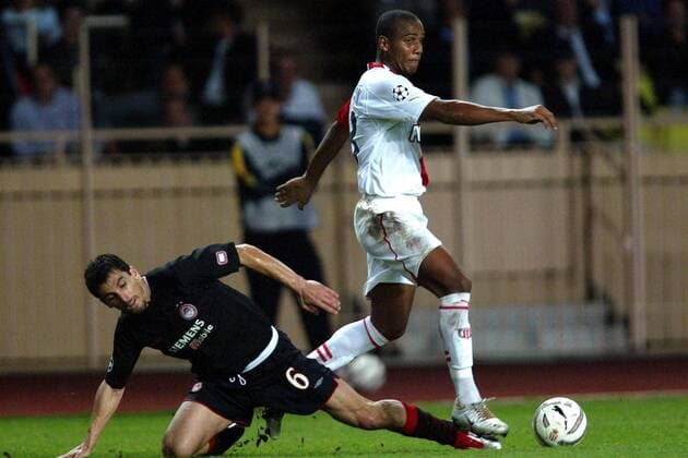 Ieroklis Stoltidis (Olympiakos, li.) gegen Maicon (Monaco) Fußball EC 1 Herren Champions League 2004 2005, AS Monaco - Olympiakos Piräus 2:1, Vdig Gruppe pan7487 Monte Carlo Dynamik,  