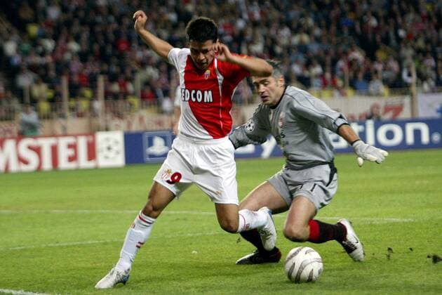 Javier Saviola (Monaco, li.) umspielt Torwart Antonios Nikopolidis (Olympiakos) Fußball EC 1 Herren Champions League 2004 2005, AS Monaco - Olympiakos Piräus 2:1, Vdig Gruppe pan7487 Monte Carlo Dynamik,  