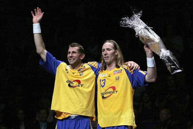 Magnus Wislander (li.) und Staffan Olsson (beide Schweden) werden aus der Nationalmannschaft verabschiedet Handball Länderspiel Herren Länderspiel 2004, Freundschaftsspiel, Test, Testspiel, Abschied, Abschiedsspiel Gruppe Kiel Freude,