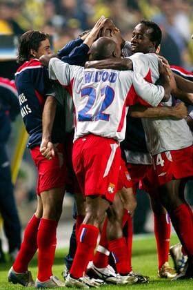 Sylvain Wiltord (22) und Sidney Govou (re., beide Lyon) feiern den Torschützen Fußball EC 1 Herren Champions League 2004 2005, Olympique Lyonnais, OL Gruppe pan7495 Istanbul Glück, Begeisterung, Freude,  