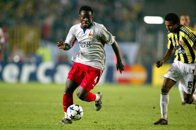 Mickael Essien (li., Lyon) am Ball verfolgt von Marco Aurelio (Fenerbahce) Fußball EC 1 Herren Champions League 2004 2005, Fenerbahce Istanbul - Olympique Lyonnais 1:3, OL Gruppe pan7495 Istanbul Dynamik,  
