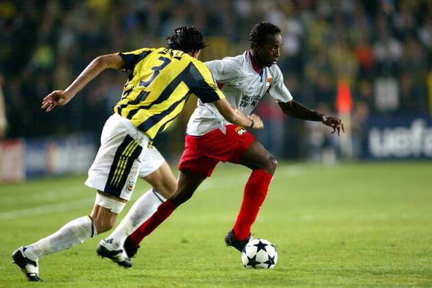 Sidney Govou (re., Lyon) gegen Cetin (Fenerbahce) Fußball EC 1 Herren Champions League 2004 2005, Fenerbahce Istanbul - Olympique Lyonnais 1:3, OL Gruppe pan7495 Istanbul Dynamik,  