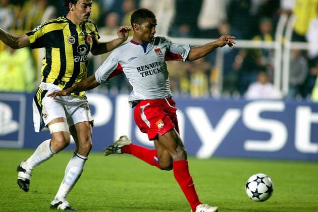 Florent Malouda (re., Lyon) gegen Severt Cetin (Fenerbahce) Fußball EC 1 Herren Champions League 2004 2005, Fenerbahce Istanbul - Olympique Lyonnais 1:3, OL Gruppe pan7495 Istanbul Dynamik,  