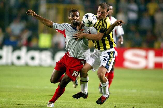 Florent Malouda (li., Lyon) gegen Serkan Balci (Fenerbahce) Fußball EC 1 Herren Champions League 2004 2005, Fenerbahce Istanbul - Olympique Lyonnais 1:3, OL Gruppe pan7495 Istanbul Dynamik,  