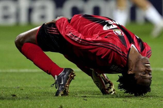 Roque Junior (Leverkusen) bietet eine akrobatische Einlage Fußball EC 1 Herren Champions League 2004 2005, Bayer 04 Leverkusen Einzelbild Leverkusen