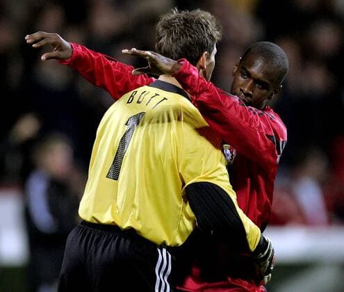Juan (re.) umarmt Torwart Hans Jörg Butt (beide Leverkusen) Fußball EC 1 Herren Champions League 2004 2005, Bayer 04 Leverkusen Gruppe Leverkusen