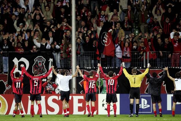 Leverkusener Spieler bedanken sich bei den Fans Fußball EC 1 Herren Champions League 2004 2005, Bayer 04 Leverkusen Totale Leverkusen