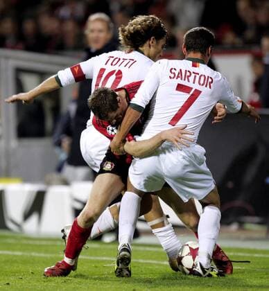 Jacek Krzynowek (Leverkusen, Mitte) wird von Luigi Sartor (re.) und Francesco Totti (beide Roma) in die Zange genommen Fußball EC 1 Herren Champions League 2004 2005, Bayer 04 Leverkusen - AS Rom 3:1 Gruppe Leverkusen Dynamik, Kampf,