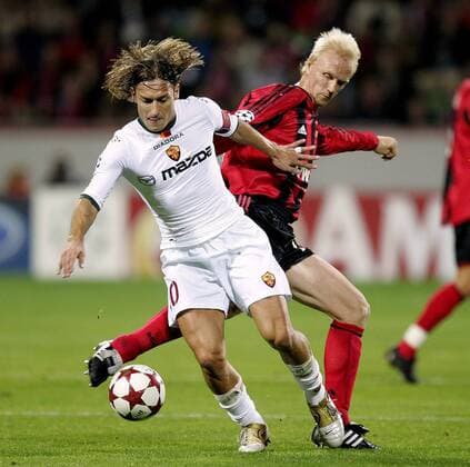 Francesco Totti (Roma, li.) gegen Carsten Ramelow (Leverkusen) Fußball EC 1 Herren Champions League 2004 2005, Bayer 04 Leverkusen - AS Rom 3:1 Gruppe Leverkusen Dynamik,