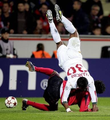 Amantino Mancini (Roma, re.) fällt über Roque Junior (Leverkusen) Fußball EC 1 Herren Champions League 2004 2005, Bayer 04 Leverkusen - AS Rom 3:1 Gruppe Leverkusen Dynamik,