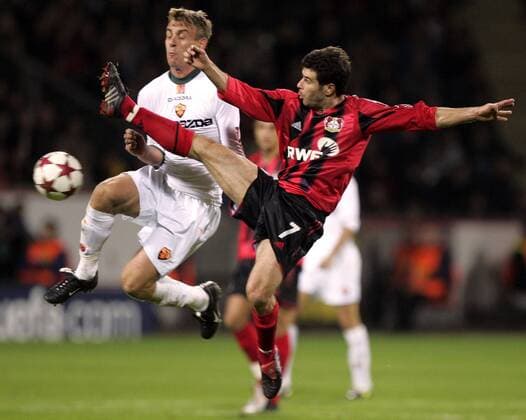 Robson Ponte (Leverkusen, re.) mit gestrecktem Bein gegen Daniele de Rossi (Roma) Fußball EC 1 Herren Champions League 2004 2005, Bayer 04 Leverkusen - AS Rom 3:1 Gruppe Leverkusen Dynamik, Kampf,