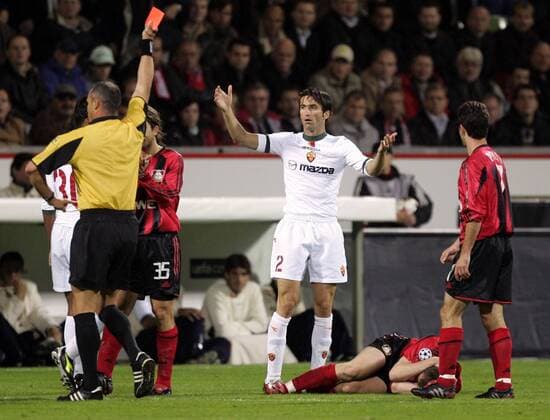 Christian Panucci (Roma, Mitte) sieht nach Foul an Jacek Krzynowek (Leverkusen, am Boden) die rote Karte von Schiedsrichter Eric Poulat (Frankreich) Fußball EC 1 Herren Champions League 2004 2005, Bayer 04 Leverkusen - AS Rom 3:1 Gruppe Leverkusen